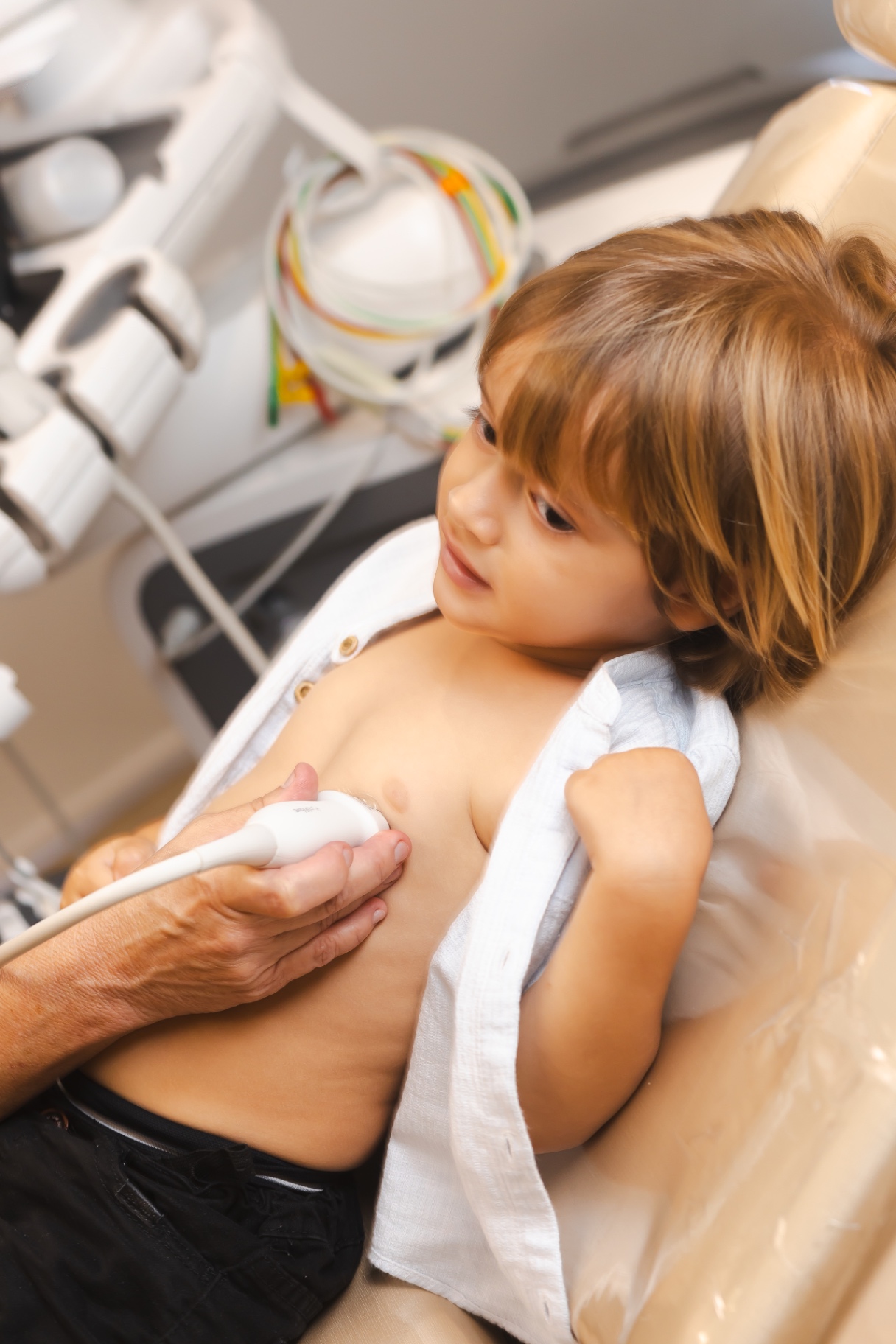 Criança durante ecocardiograma