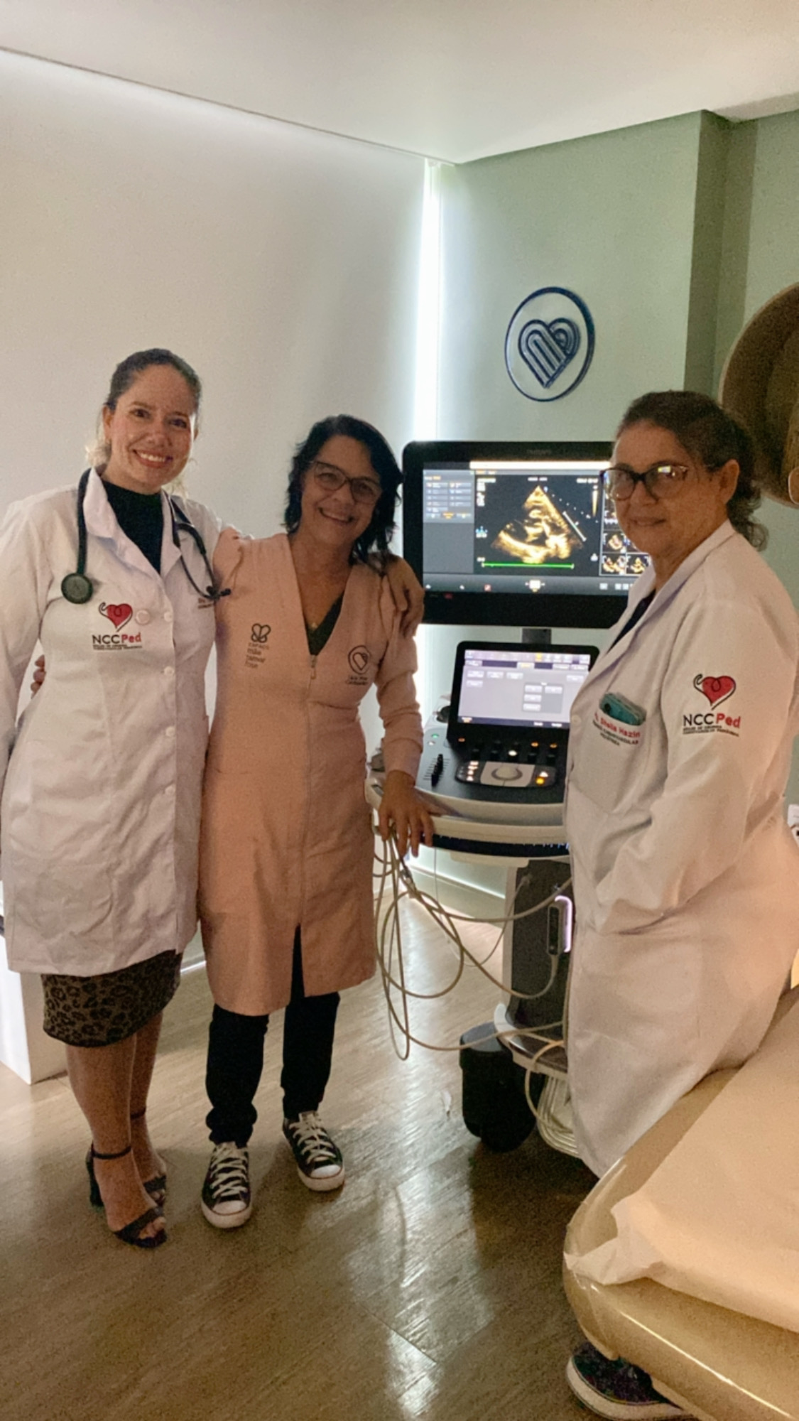 Dra. Lúcia com equipe de cardiopediatras após ecocardiograma